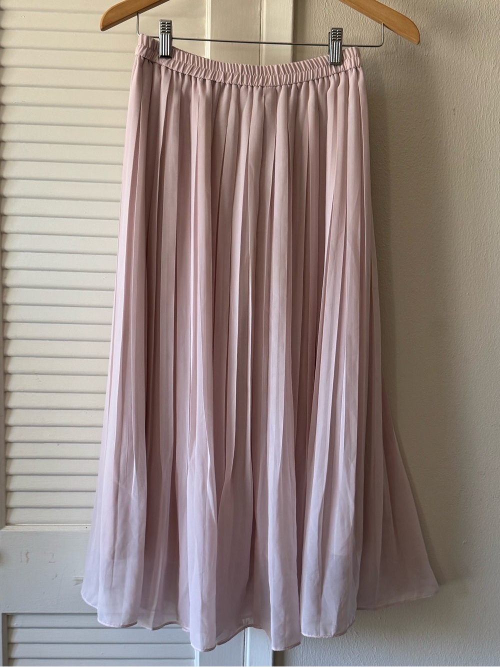 Uniqlo Pleated Midi Skirt in Blush Pink